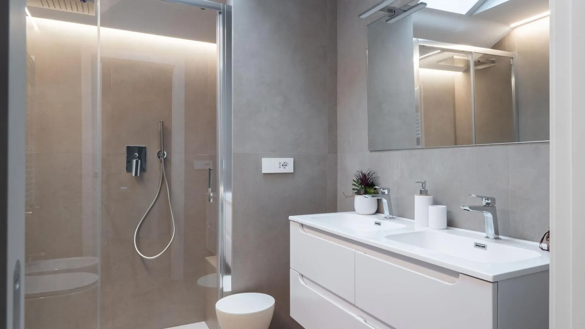 Design Suite Su 2 Piani Via Della Spiga Milano